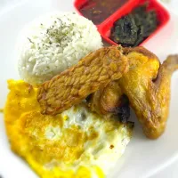 IDR 18K - Fried Chicken With Tempe & Sunny Side Extra Rice & Sambal|ayam lombok endesさん