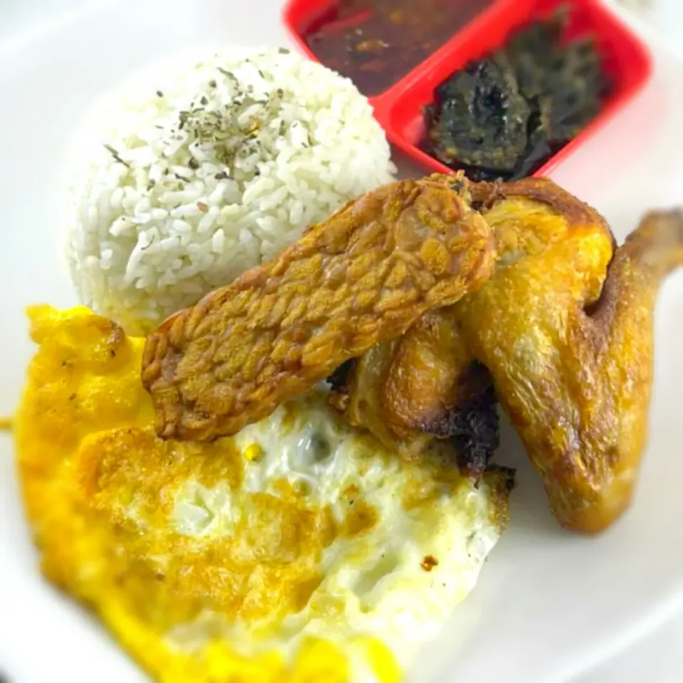 Snapdishの料理写真:IDR 18K - Fried Chicken With Tempe & Sunny Side Extra Rice & Sambal|ayam lombok endesさん