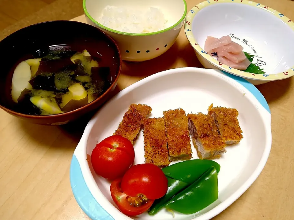 とんかつ、ブリ刺し身、たけのこと若芽の味噌汁|yuseiさん