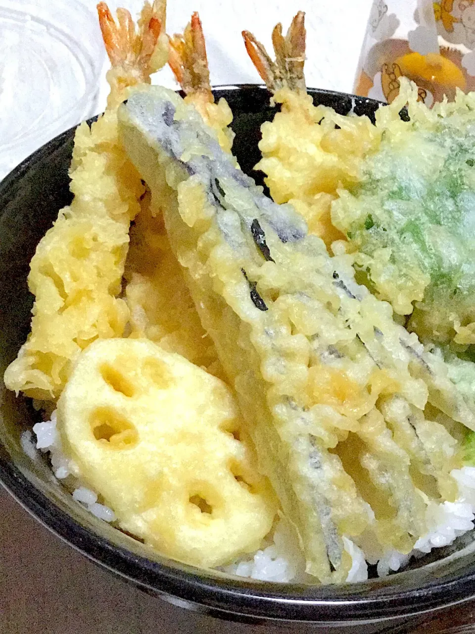 Snapdishの料理写真:自粛中なのでお家天丼〜ナス。蓮根。エビ。インゲン。大葉〜お味噌汁、たくあん|Ayaさん