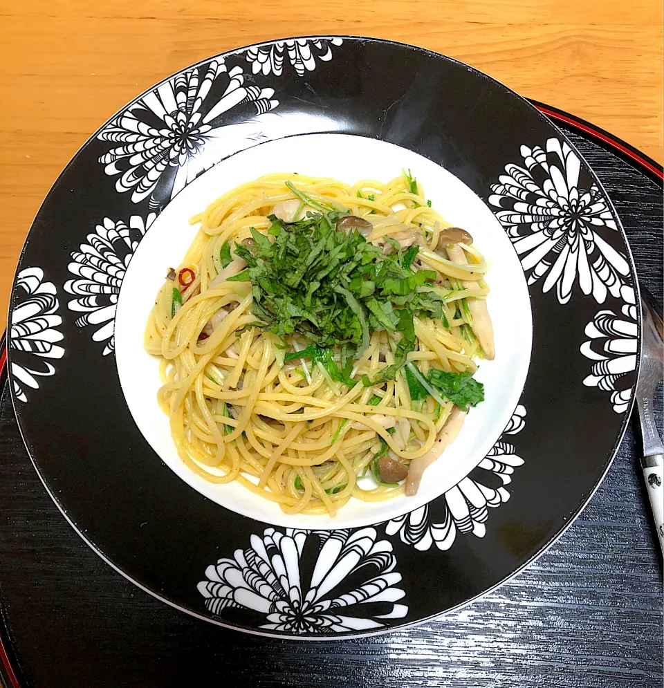 Snapdishの料理写真:アヒージョの残りde水菜としめじのパスタ|ラブリー心愛さん