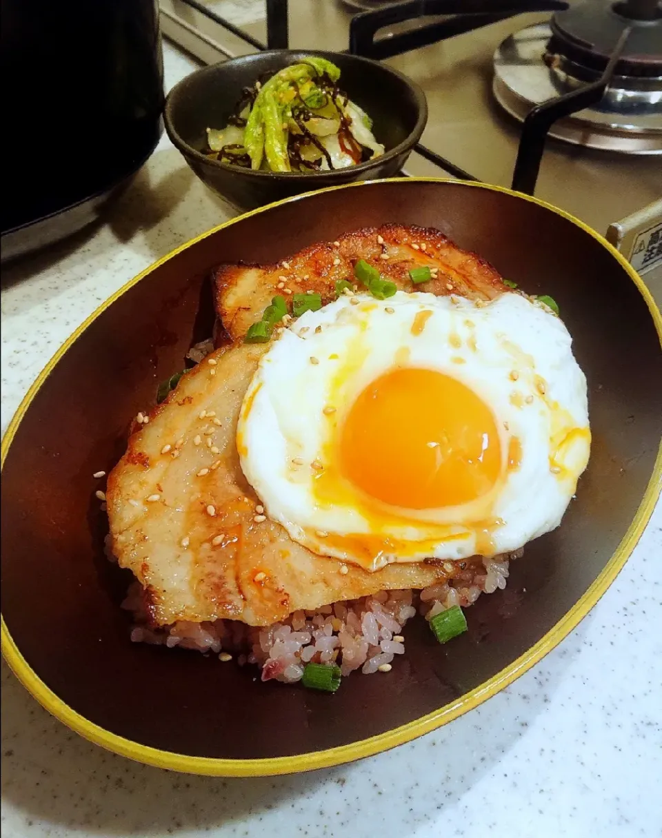 チャーシュー丼❤️
#表面を焼いてみた😋
#ごはん多すぎた💦
#タレ甘くて少しラー油かけました🤭|GGGさん