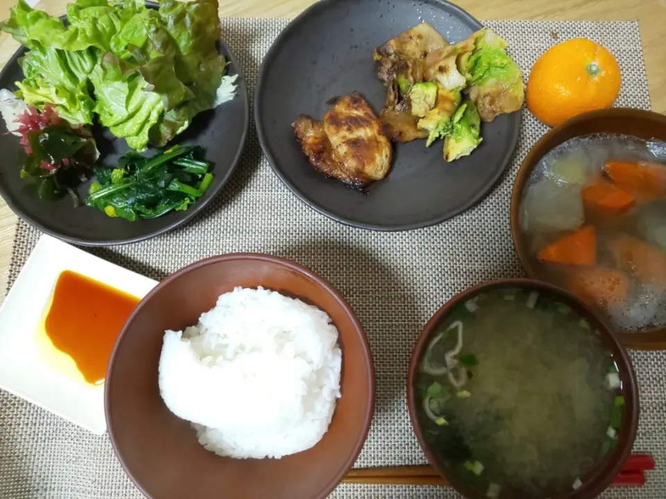 白飯
わかめの味噌汁
ポークステーキ
豚肉とアボガドの炒め
ほうれん草の塩ゆで
ちぎりレタス
みかん|あぎふぁんさん