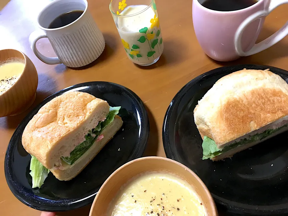 朝ごパン🥪ツナチーズレタスsandwich、コーンクリームスープ、甘酒とアマニオイルと生姜酢入りバナナシェイク🍌、珈琲|さくたえさん