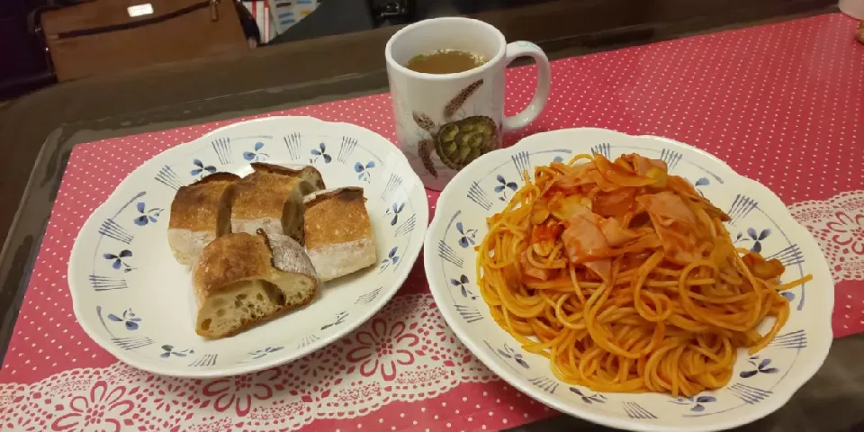 スパゲッティナポリタン
オニオンスープ
バゲット🥖を焼いてちょっと焦げめを付けて香ばしくいただきました。|kamekameさん