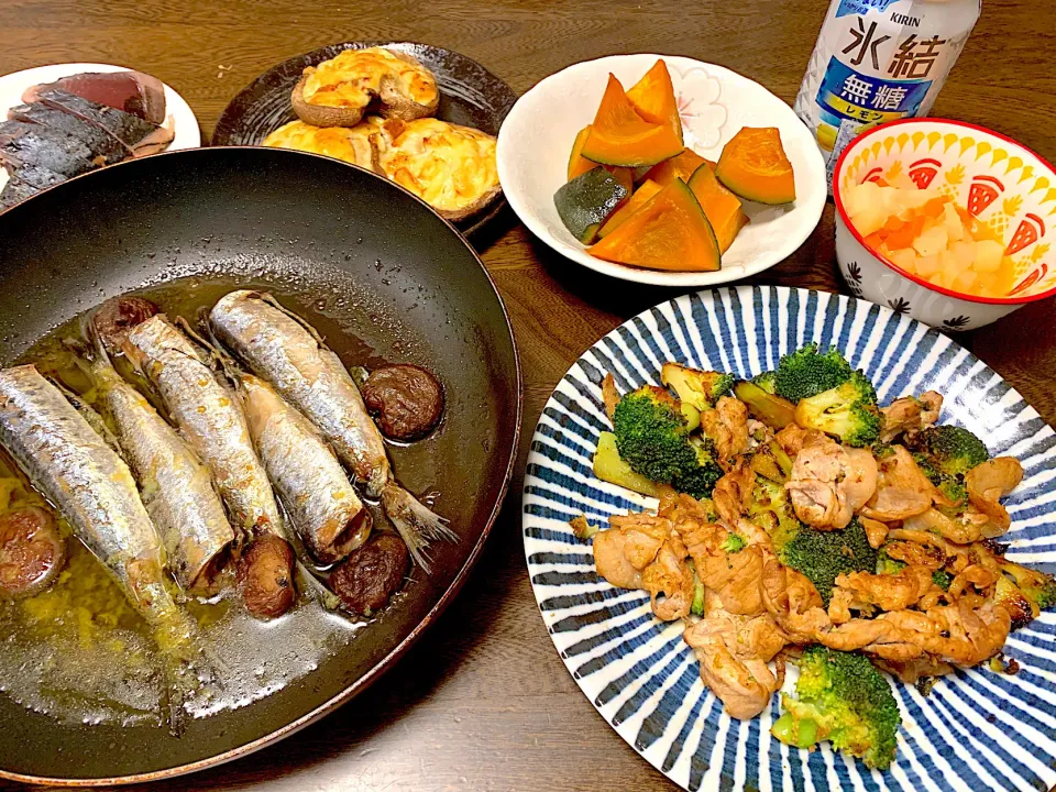 豚肉とブロッコリーのマヨ醤油炒め、イワシのガーリックオイル煮、かぼちゃの煮物、野菜スープ、椎茸のマヨチーズ焼き、カツオのたたき|なちゃむさん