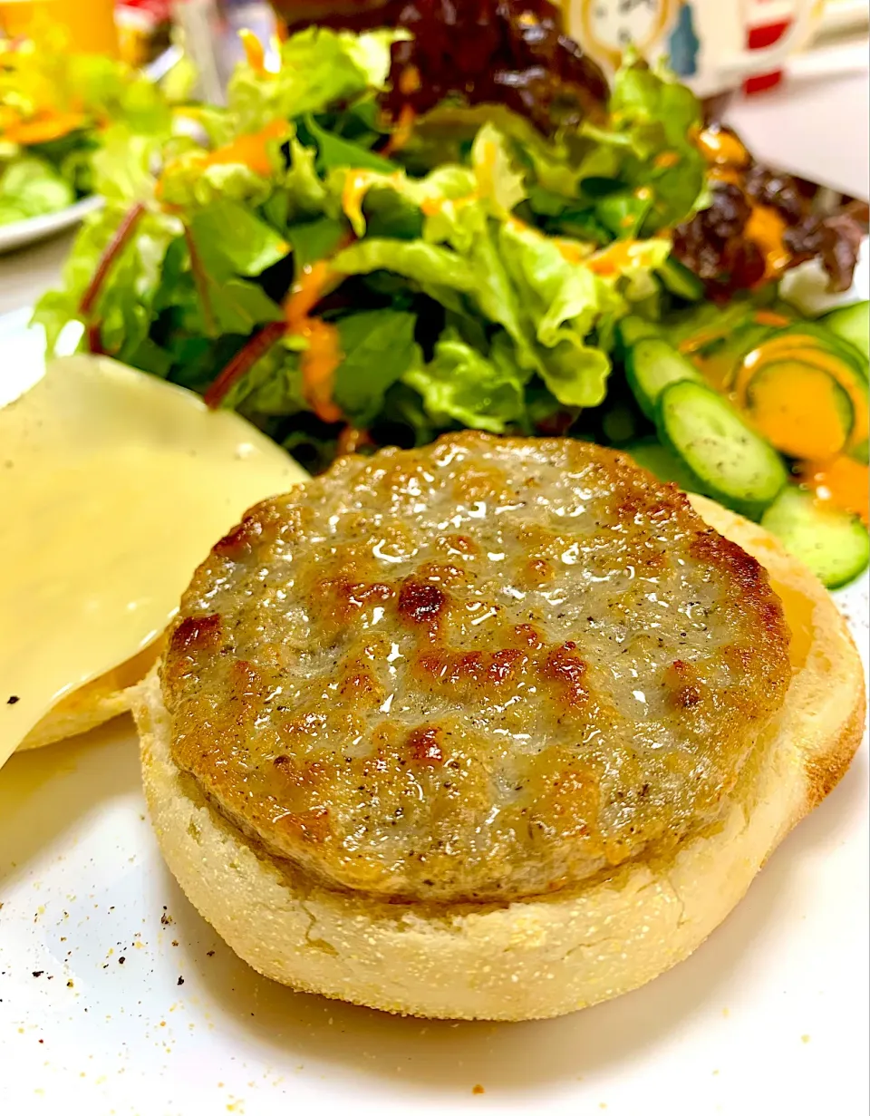 Breakfast Sausage and English Muffin Sandwiches|gonbenさん