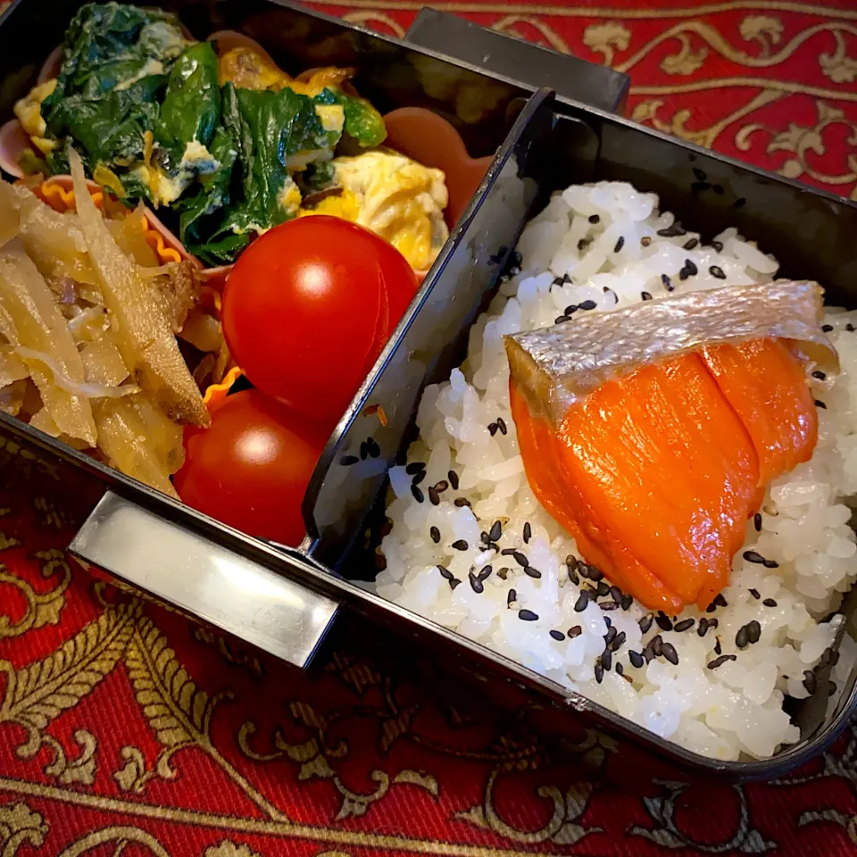 小松菜と椎茸の玉子とじと、牛肉牛蒡と、プチトマトと、焼き鮭弁当|もえさん