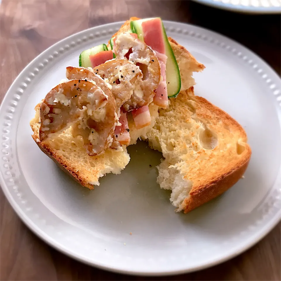 あいさんのお料理”れんこんのオリーブオイル焼きクリームチーズからめ”をパンに乗せて💗|めぐぐさん