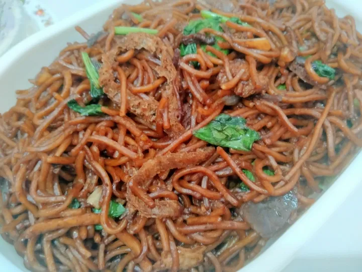 Fried noodle with vege, egg &  dry tofu
with black soy sauce|Harlina  (Malaysia)さん