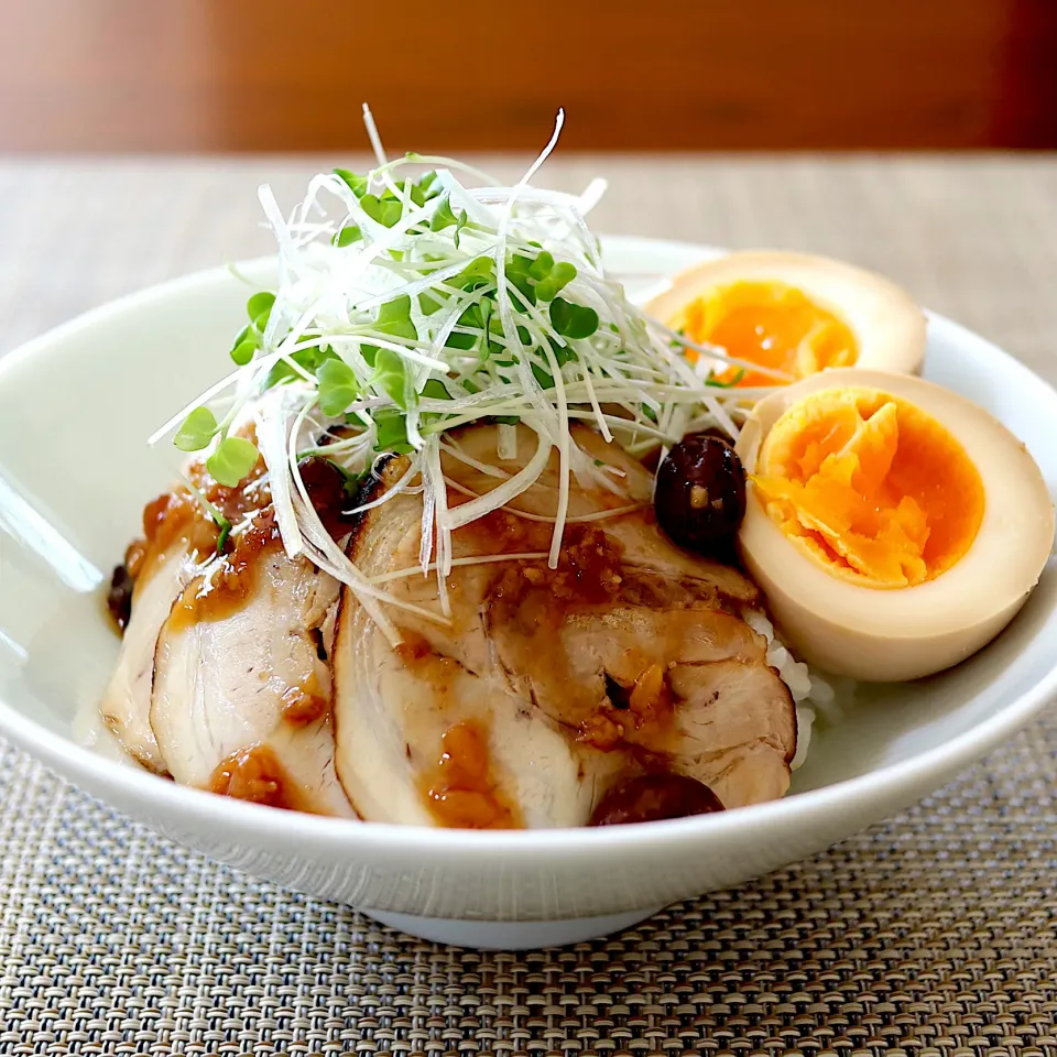 薄切りチャーシュー丼　醤油豆のせ|かおるさん