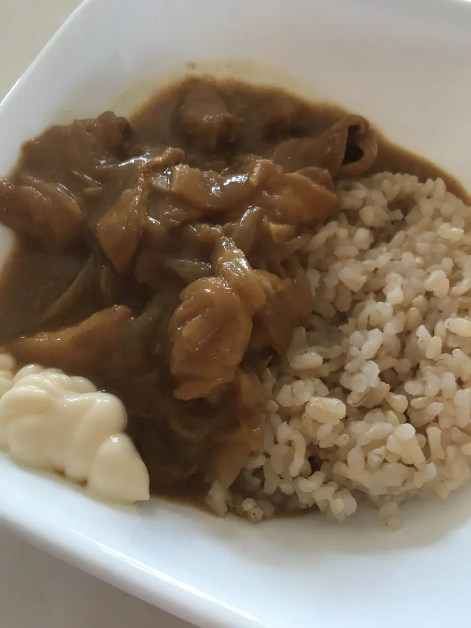 油揚げであっさり玄米カレー😋　マヨネーズつけながら食べるよ😊|ノムリエさん