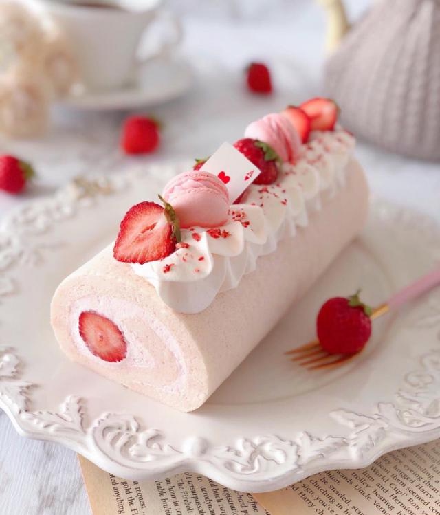 ロールケーキ♥️ピンクくま&小さな苺ショートケーキ ロールケーキ♥️ピンクくま&小さな苺ショートケーキ