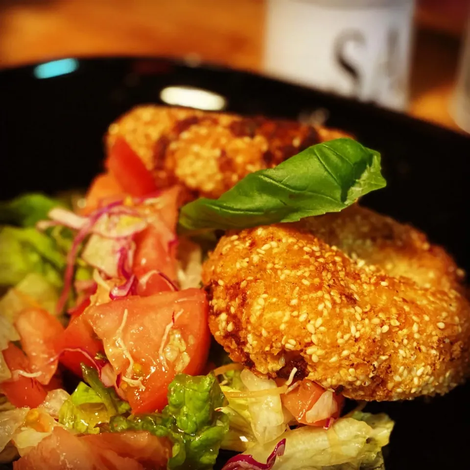 Snapdishの料理写真:Crab Potato Cakes covered in Sesame Seeds & Breadcrumbs 
With Light Salad 🥗 and Spicy Jalapeño Tartar sauce 
#crabpotatocake #salad #homecooking #chefemanuel|Emanuel Hayashiさん