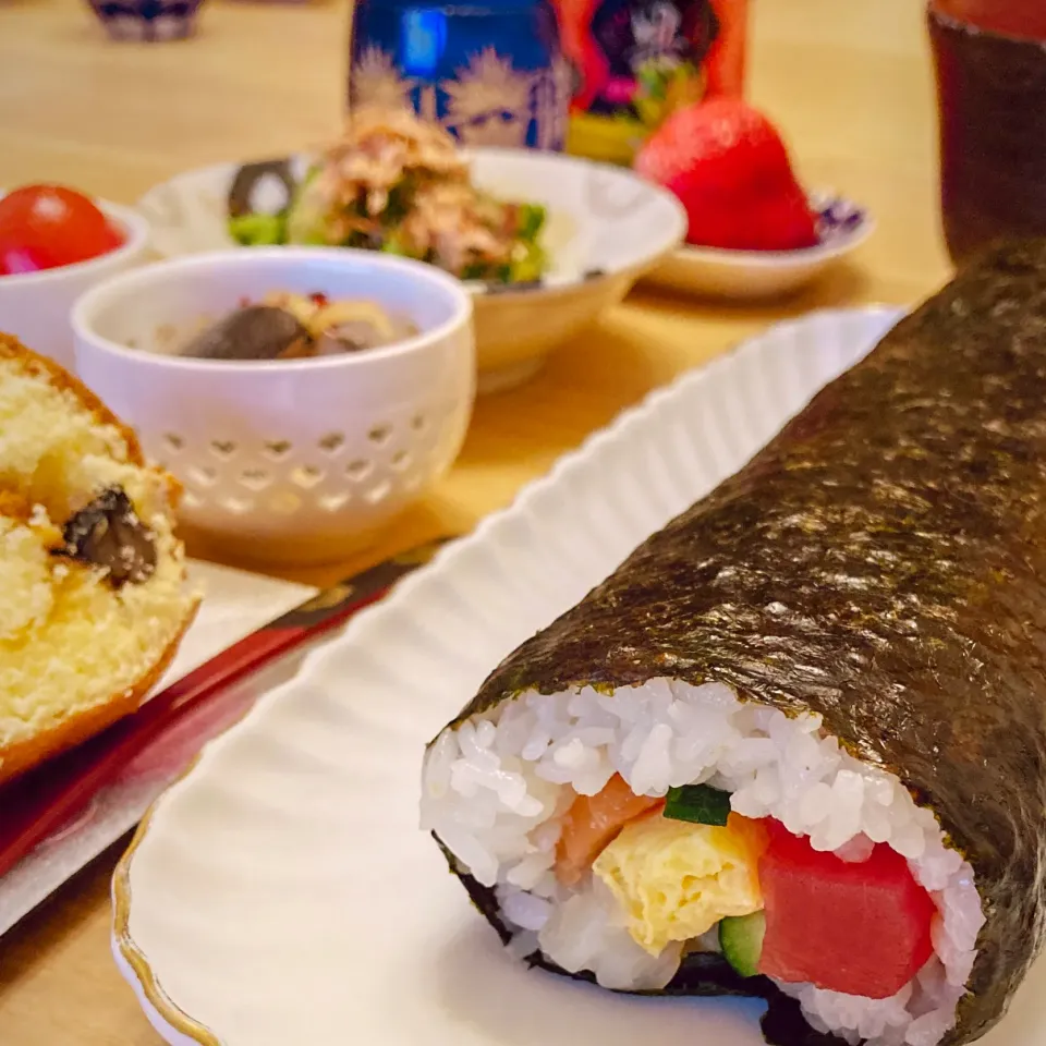 今日の夕食　恵方巻き　鰯の酢漬け　菜の花の辛子和え　プチトマトのはちみつレモン漬け　あおさ汁　いちご　黒豆入り恵方巻きロール|ふわ猫はなちゃんさん