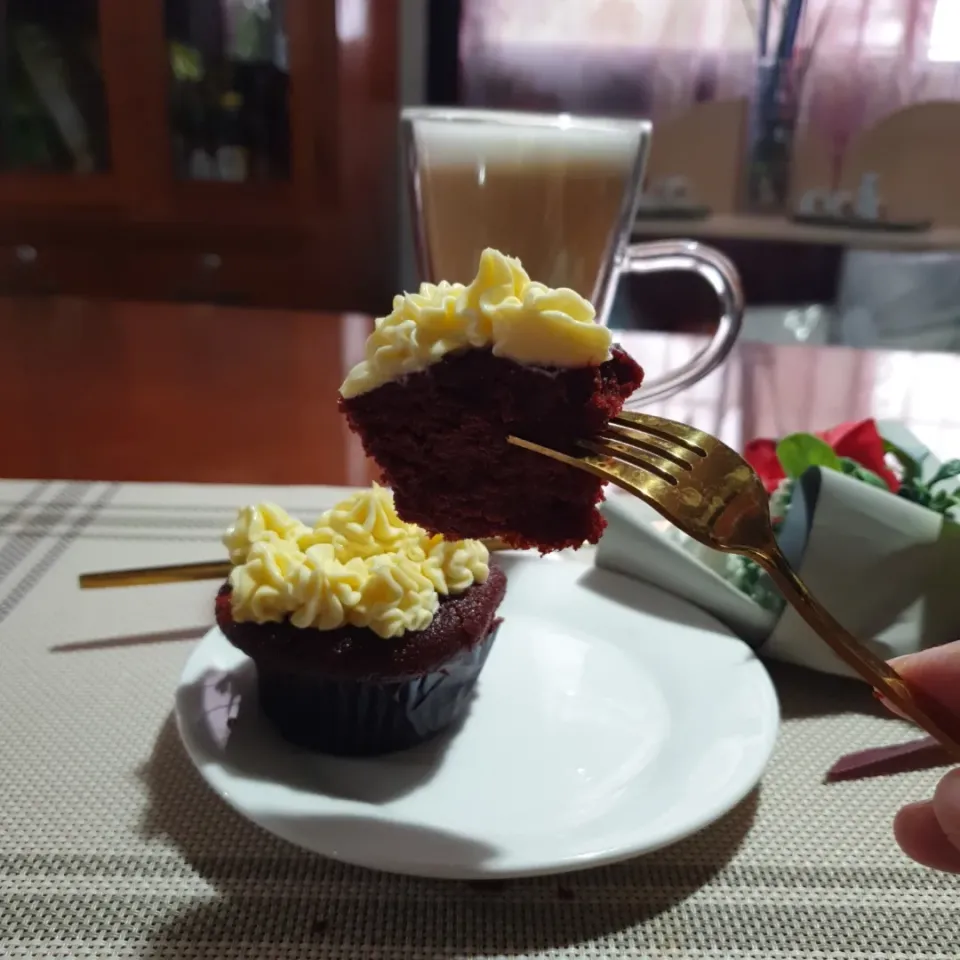 Red Velvet Cupcake with Cream Cheese Frosting|Mikaela's Kitchenさん