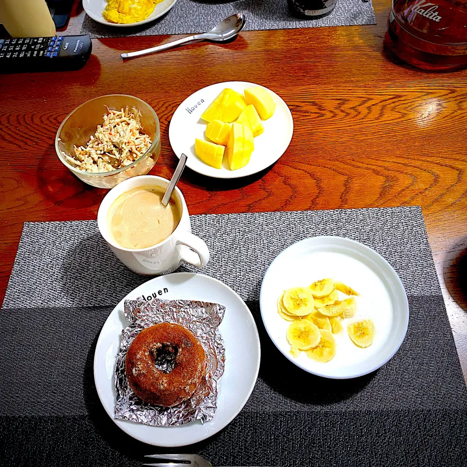 Snapdishの料理写真:２月 ２日　朝ごはん　チョコドーナツ、カフェオレ、ヨーグルトバナナ、林檎、|yakinasuさん