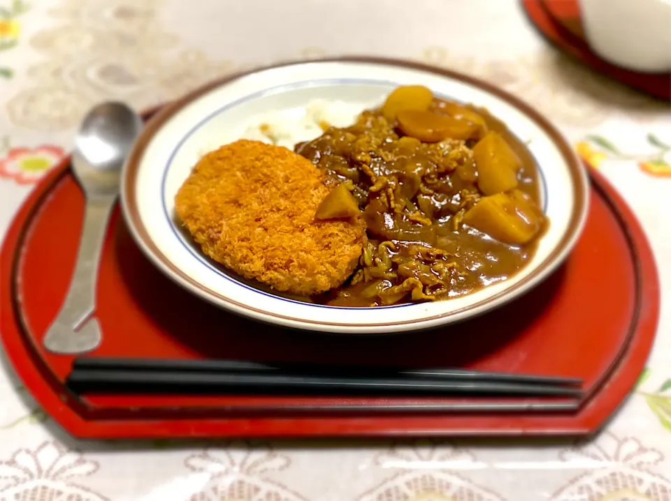 Snapdishの料理写真:大人の辛口カレーに手作りのマーマレードと林檎ジャムを隠し味に加えて！昼食の余ったコロッケを添えて。|ひろゆきさん