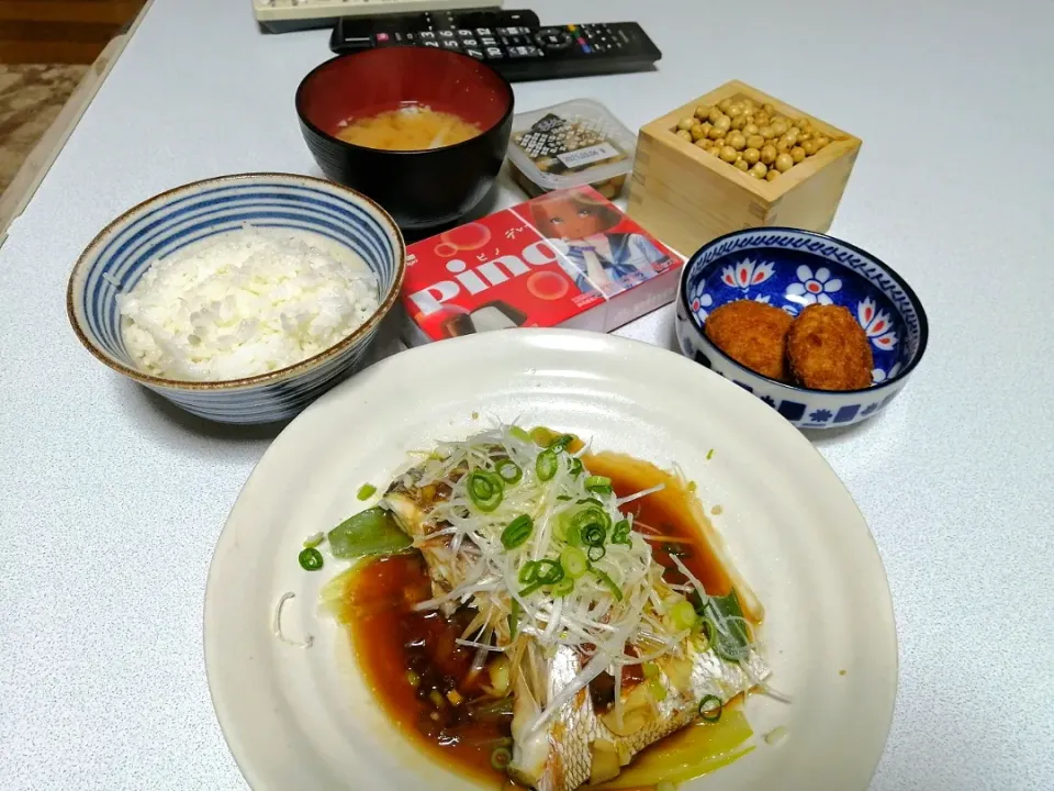 真鯛の中華蒸し　ねぎ油ソース
カレーコロッケ
煮豆
ごはん
みそ汁
ピノ

節分らしくないメニューだ。|ariyo4200さん