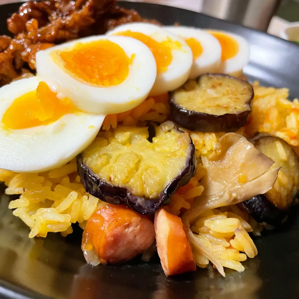 茄子と舞茸とソーセージのカレーピラフ|しげさんさん