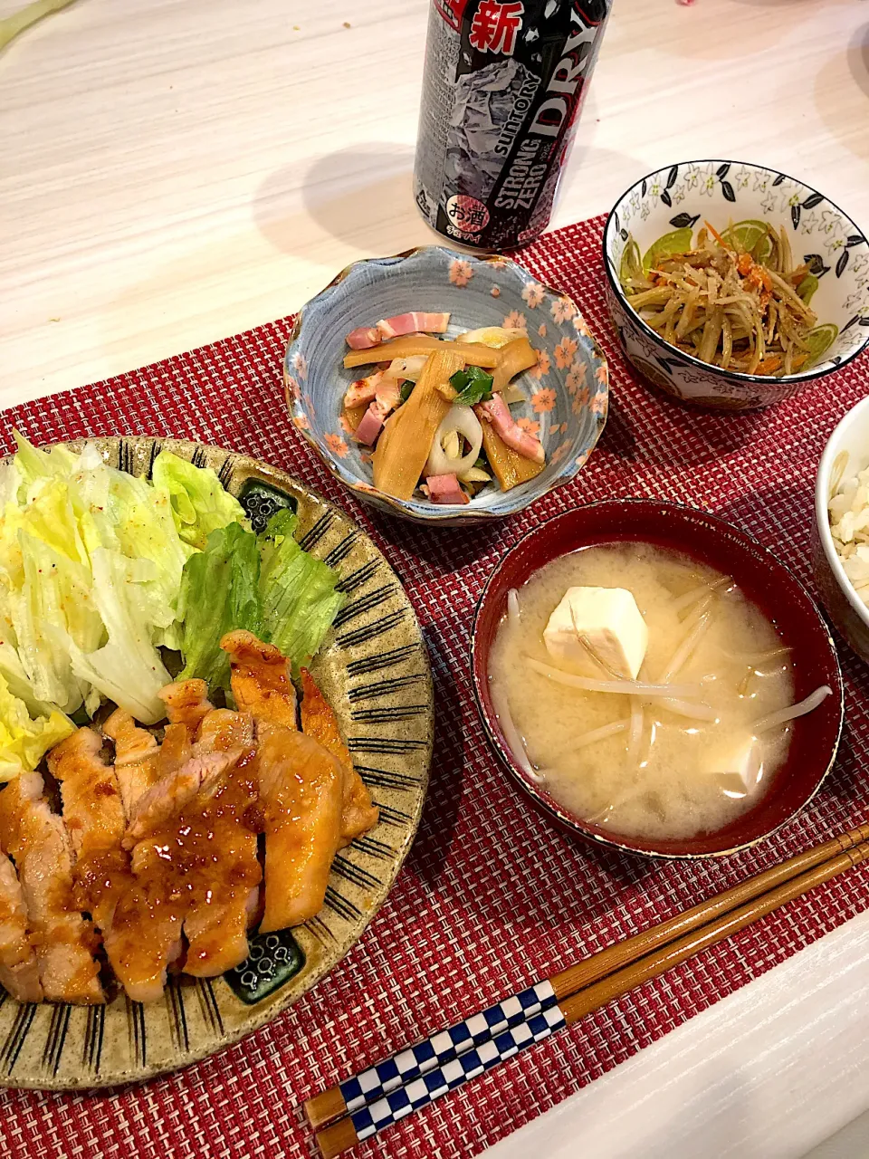 Snapdishの料理写真:豚肉炒め　メンマと長ネギの炒め物　きんぴら　もやしの味噌汁|キヨさん