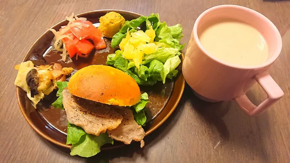 塩豚バーガーで朝ごはん|みはるさん