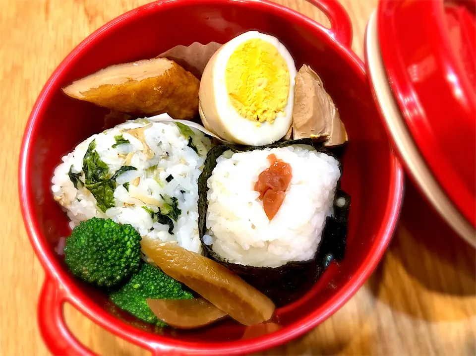 Snapdishの料理写真:サラ弁　　　　　　　　　　　　　　　　　　おにぎり　味付け卵　鶏もも肉煮　ごぼう天|じゅんさんさん