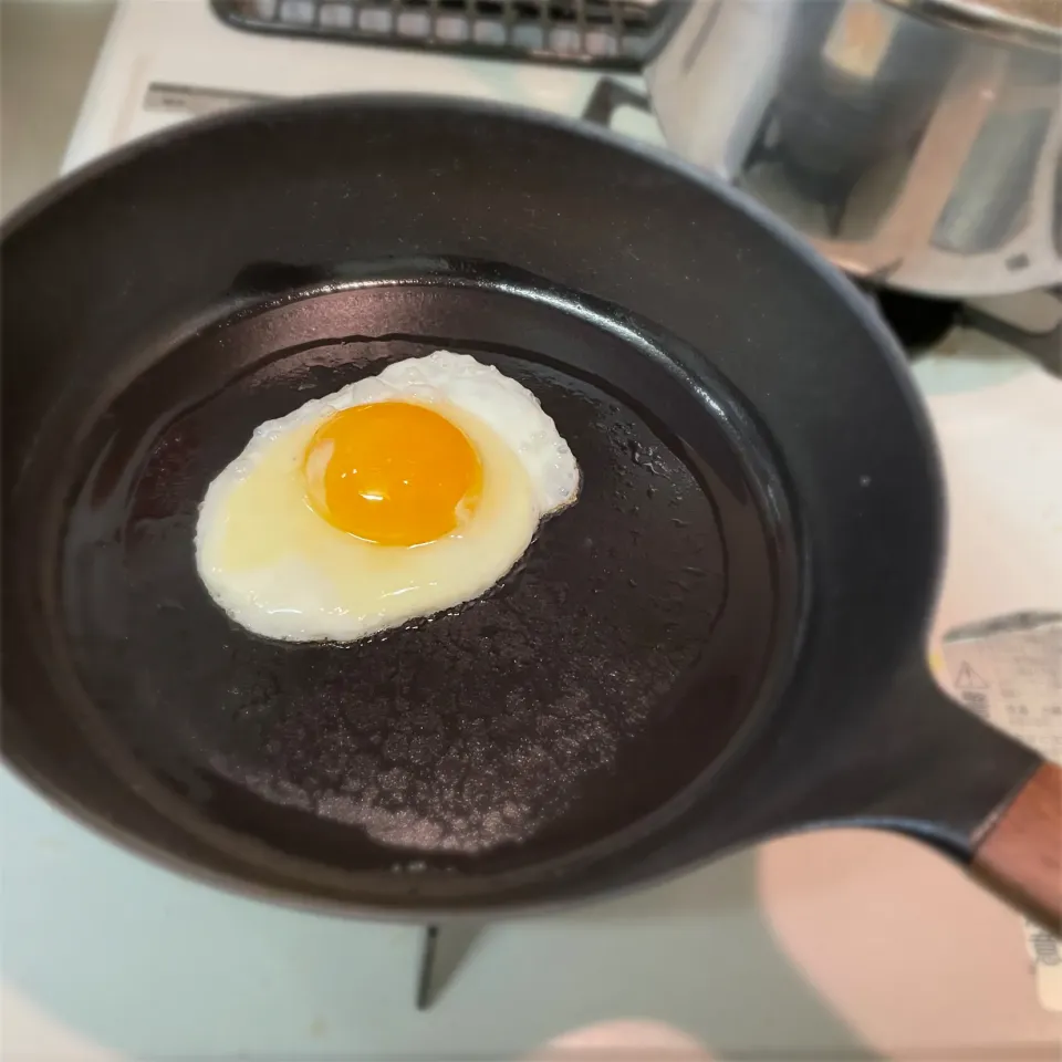 バーミキュラフライパンでまずは目玉焼き🍳|けんたろうさん