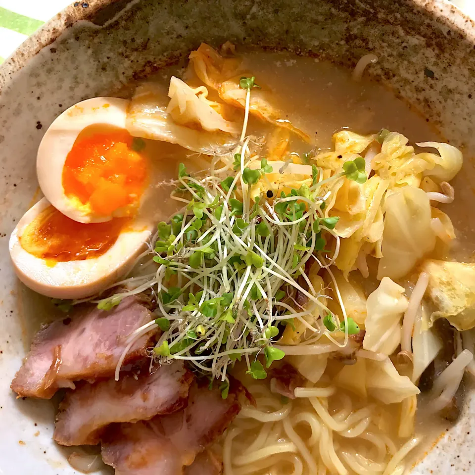 弱火で煮込んだ柔らかチャーシューと手作り味玉が美味しいちょい辛タンメン〜🤗|てるみさん