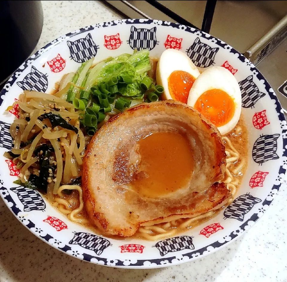 マルちゃん正麺♡醤油豚骨味
#手作り炙りチャーシュー
#もやしとほうれん草のナムル
#半熟味玉
#チャーシューから出た脂で炒めた白菜❤️
#薬味ねぎ|GGGさん