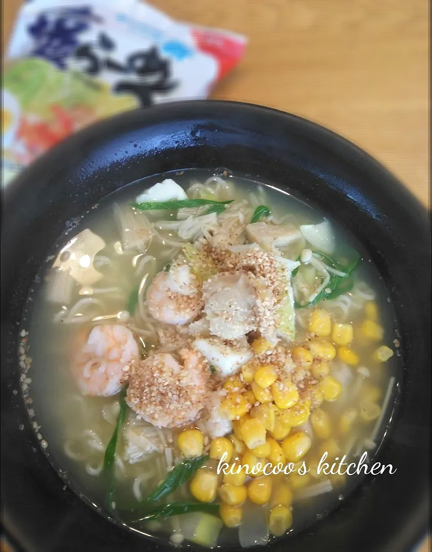 サッポロ一番塩ラーメン×柚子胡椒☆シーフードミックスで海鮮塩ラーメン|kinocooさん