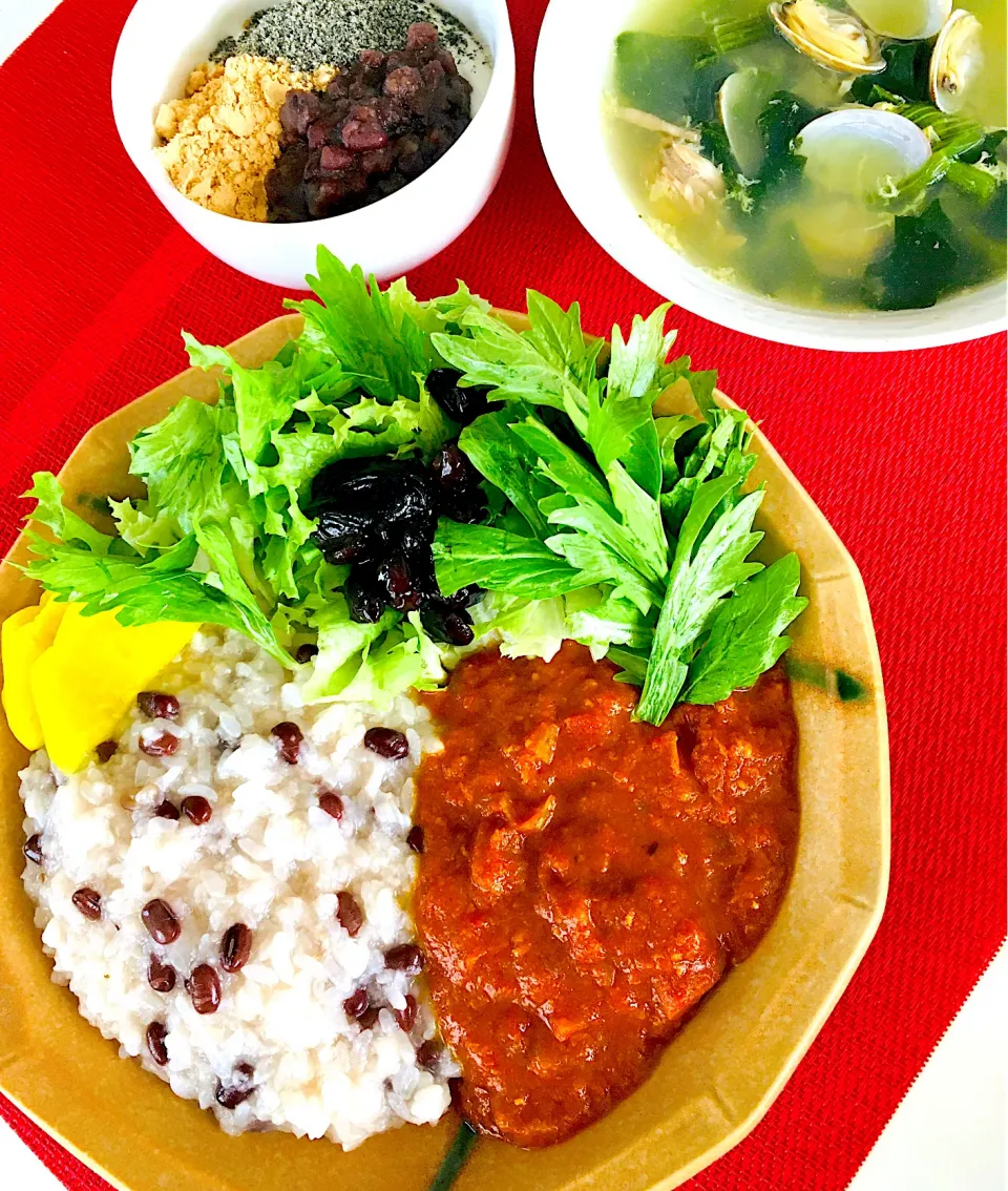 朝カレー178日目😋小豆粥にスパイスチキンカレー🍛レタス、セロリ、黒豆サラダ🥗粒あんもち麦黒胡麻ヨーグルト😋アサリほうれん草卵鶏ガラスープ😋むくみ解消メニュー笑笑💪❤️むくみ解消食材たっぷり😋小豆、レタス、セロリ、黒豆、アサリ👍|HAMI69さん