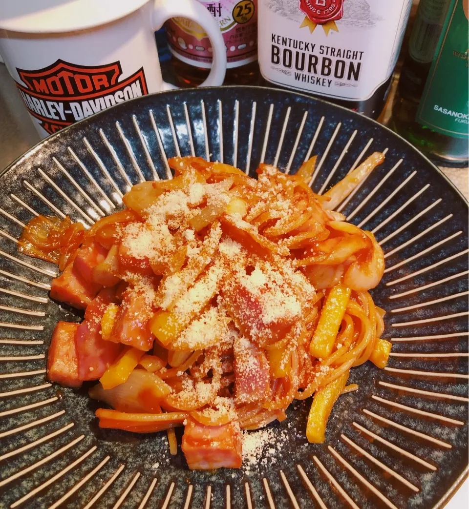 今日の昼は煮込みハンバーグのタレを使いまわしてナポリタン🍝|海斗さん