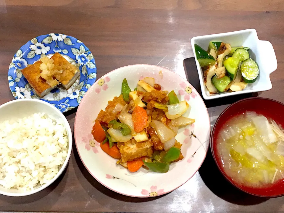 酢鶏 白菜とえのきの味噌汁 きゅうりとちくわのピリ辛和え 生揚げのおろし焼き|おさむん17さん