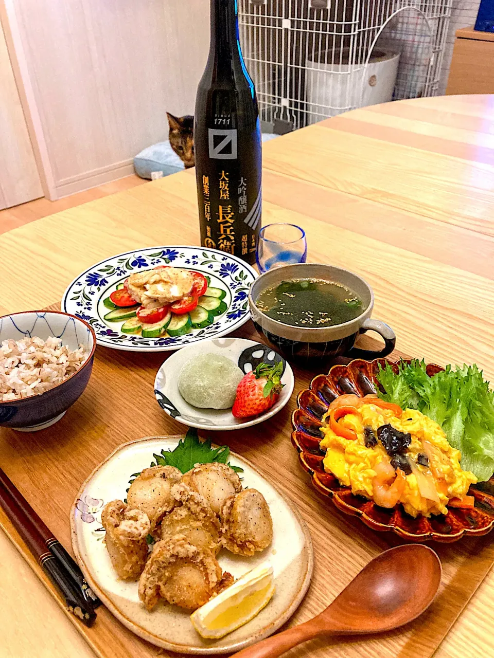 今日の夕食　帆立の和風唐揚げ　エビとキクラゲの中華卵炒め　棒棒鶏風サラダ　わかめスープ　いちごとよもぎ大福|ふわ猫はなちゃんさん