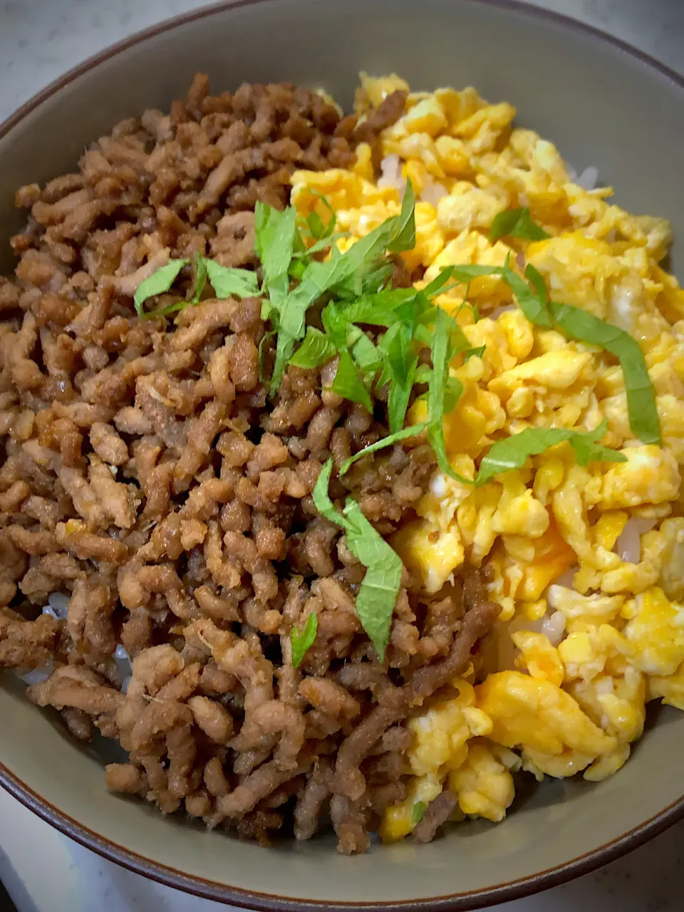 2色のそぼろ丼|ままごんさん