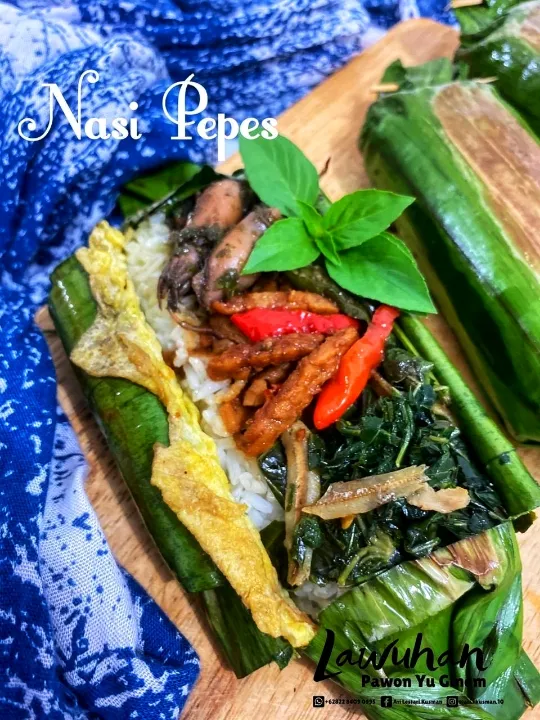 Snapdishの料理写真:Nasi Pepes 
rice & dish wrapped and grill into banana leaf ....👌|Ari Lestari Kusmanさん