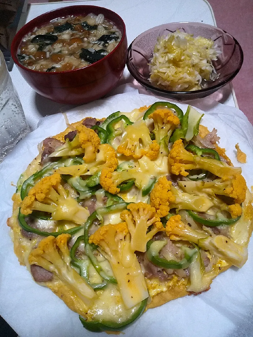 Snapdishの料理写真:今日の晩御飯
※おからパウダーでピザ
※酢キャベツ
※キノコとワカメのお味噌汁|れあMIXさん