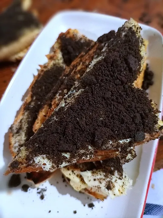 Roti Panggang selai kacang topping chesse Oreo Crumb|ayuさん