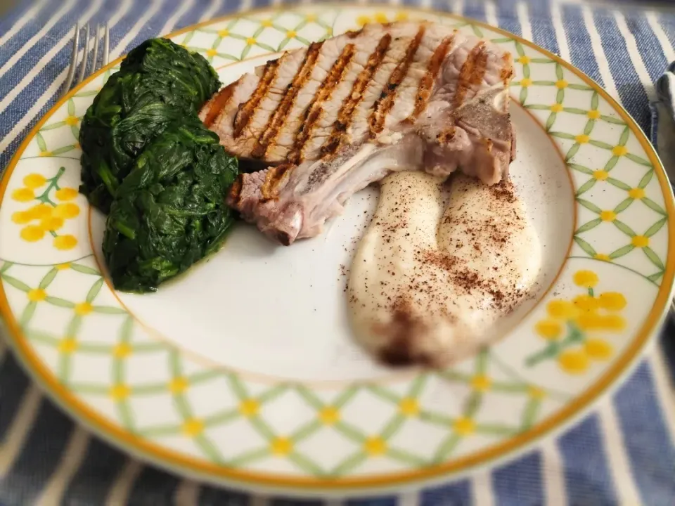 Grilled pork chop with onion and garlic white sauce and spinaci (ポークチョップ)|Ery_05さん