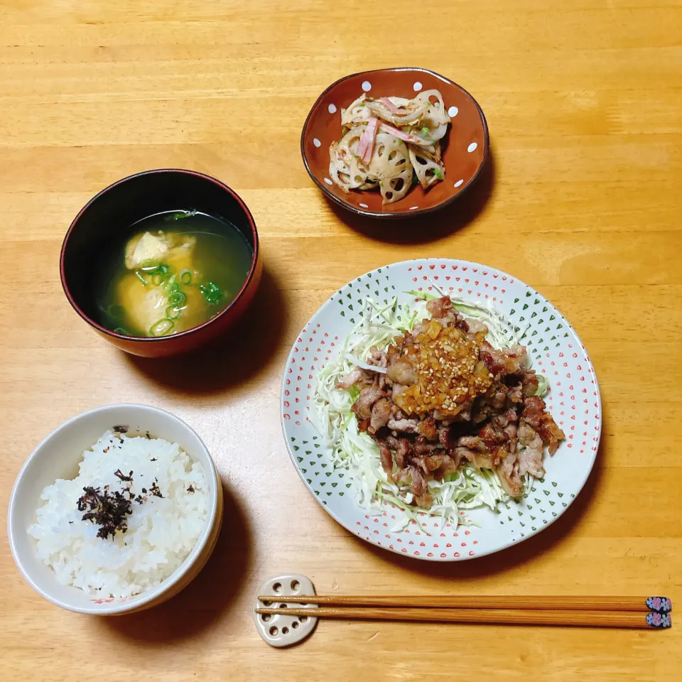 豚こまの香味だれと蓮根とベーコンの　ねぎ炒め🥓|ちゃみこさん