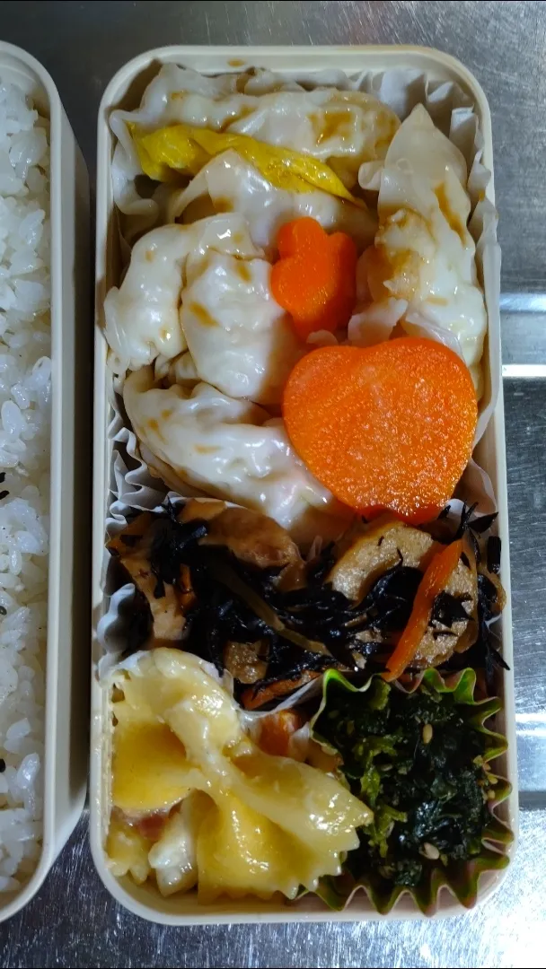 Snapdishの料理写真:旦那弁当　2021/2/4

エビ餃子
にんじんのグラッセ
ひじき煮
マカロニサラダ
ほうれん草のゴマ和え|ユキヨメ♪さん