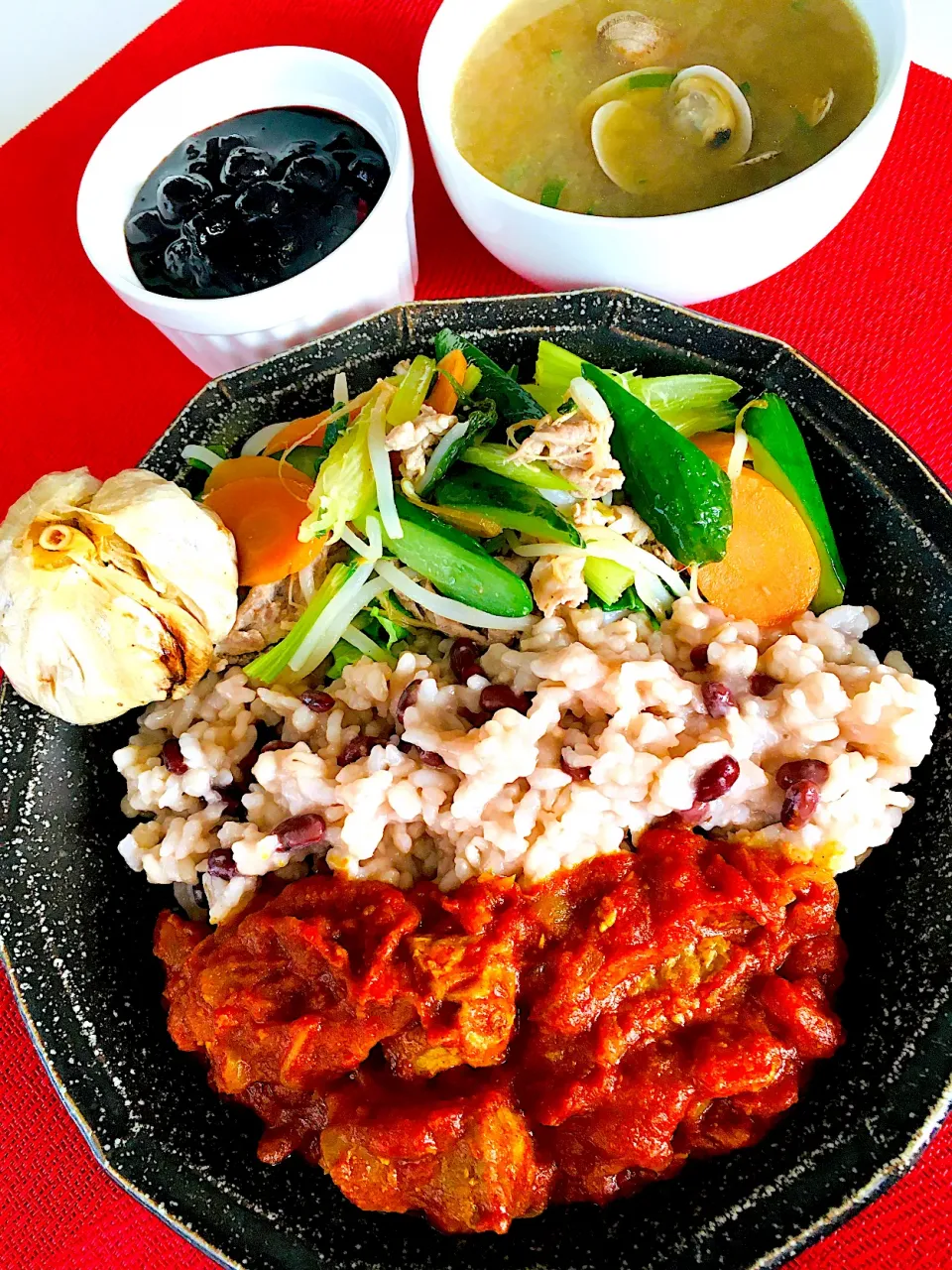 Snapdishの料理写真:朝カレー179日目😋💪❤️もち麦入り小豆粥にスパイスチキンカレー🍛スタミナアップの塊ニンニクオリーブオイル唐揚げ💪むくみ解消メニューの野菜炒め😋セロリ、胡瓜、人参、もやし、レタス塩胡椒炒め❤️ブルーベリーヨーグルト🫐眼精疲労に👍鶏ガラコラーゲンスープに味噌を入れてアサリ味噌汁😋💪❤️今日も元気にスター|HAMI69さん