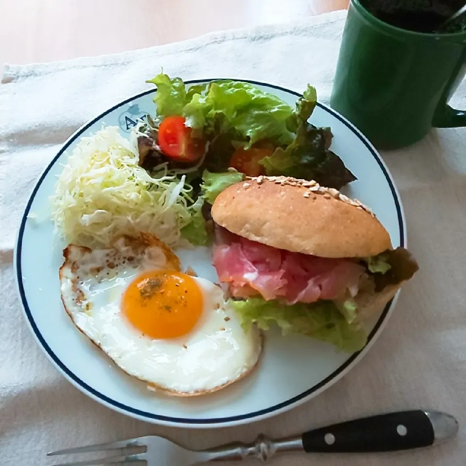 Snapdishの料理写真:生ハムサンドで朝ごはん|えるえるさん