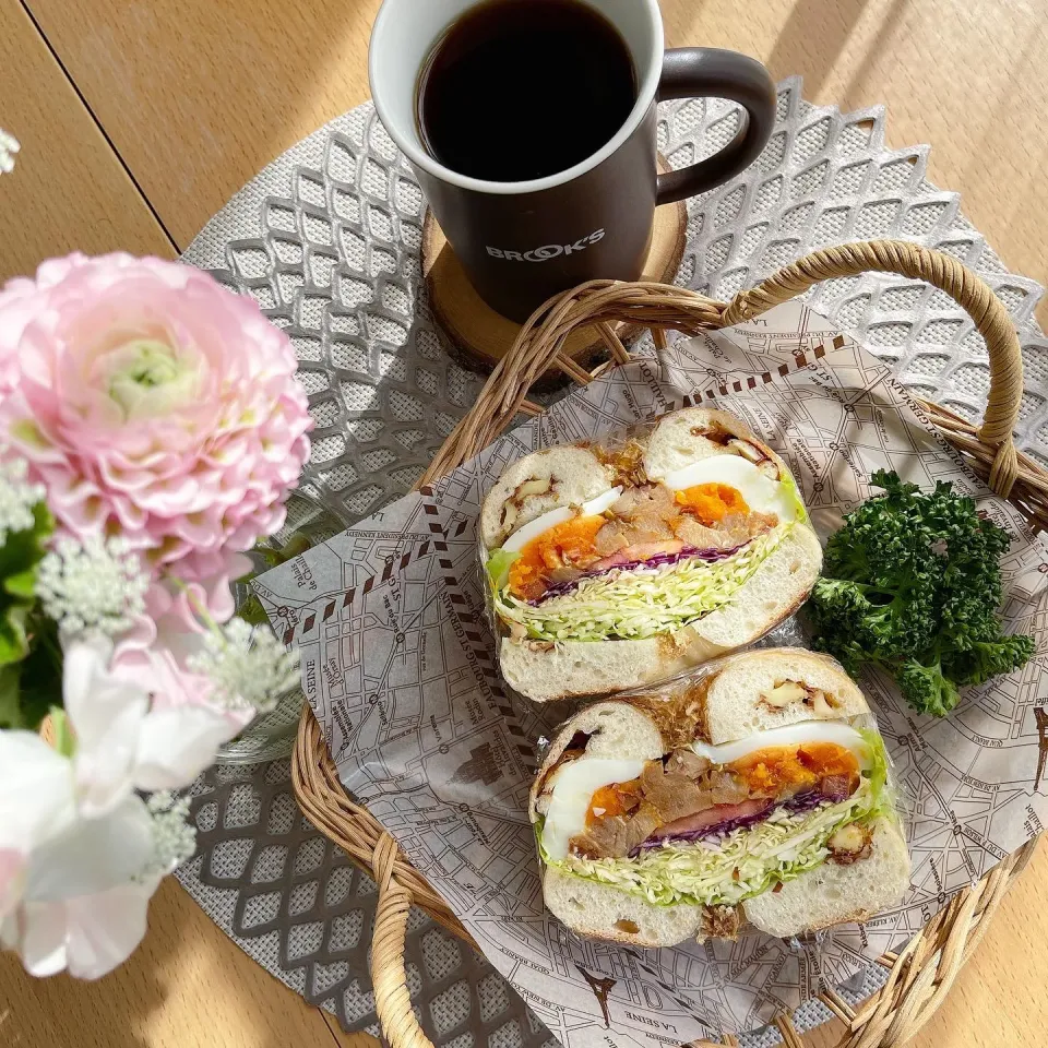 2/4❤︎蒲焼きチキン&半熟たまごベーグルサンド🥯鰹節チーズベーグル使用🌱|Makinsさん