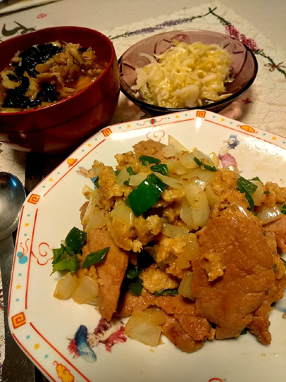 今日のお昼
※オートミールでチャーハン～豚ヒレ肉と玉ねぎとピーマン
※キノコとワカメのお味噌汁
※酢キャベツ|れあMIXさん