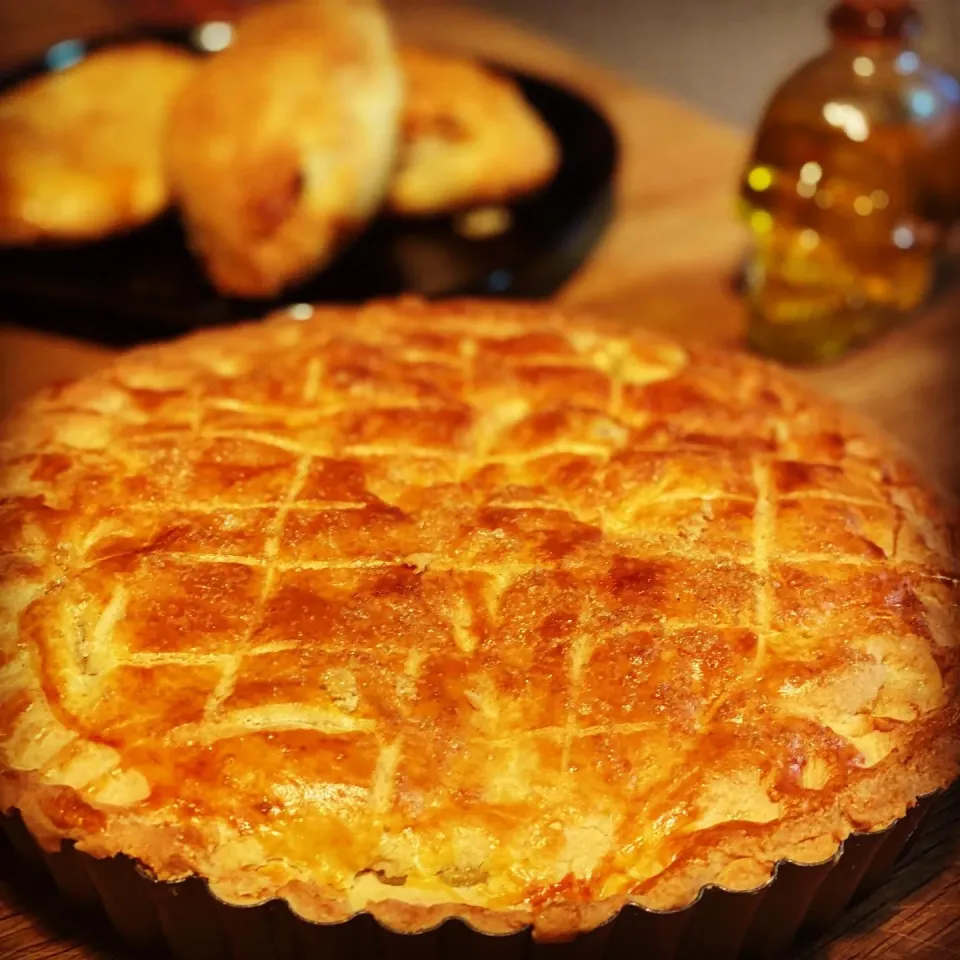 All done Homemade Apple 🍎 & White Peach 🍑 Pie with Apple 🍎 Turnovers 
Dessert time 
#baking #pie #lockdown #homecooking|Emanuel Hayashiさん