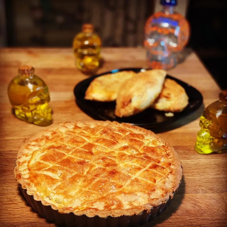 All done Homemade Apple 🍎 & White Peach 🍑 Pie with Apple 🍎 Turnovers 
Dessert time 
#baking #pie #lockdown #homecooking|Emanuel Hayashiさん