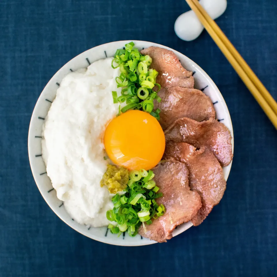 液体塩こうじで♪柚子胡椒香る牛タンとろろ丼♪﻿|ハナマルキさん