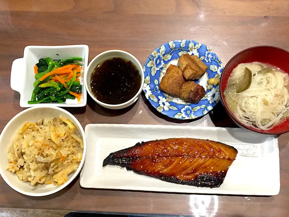 さばみりん なすの煮麺 豚の角煮 もずく酢 ほうれん草と人参のごま和え おこわ風お餅で炊き込みご飯|おさむん17さん